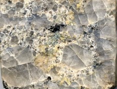 玉山金鉱床産、白雲母 - カリウム長石含有ペグマタイト質鉱石